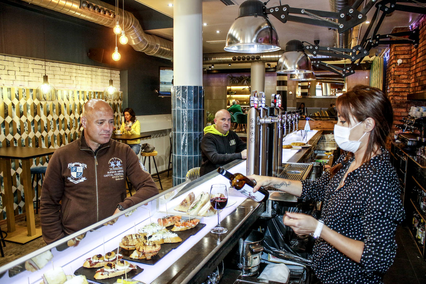Los clientes ya han disfrutado de una copa de vino en la barra del Río.