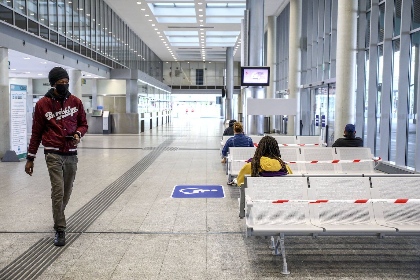 Viajeros procedentes, principalmente, de Bizkaia llegan a la estación de autobuses de Vitoria. Otros salen de ella hacia destinos vascos. 