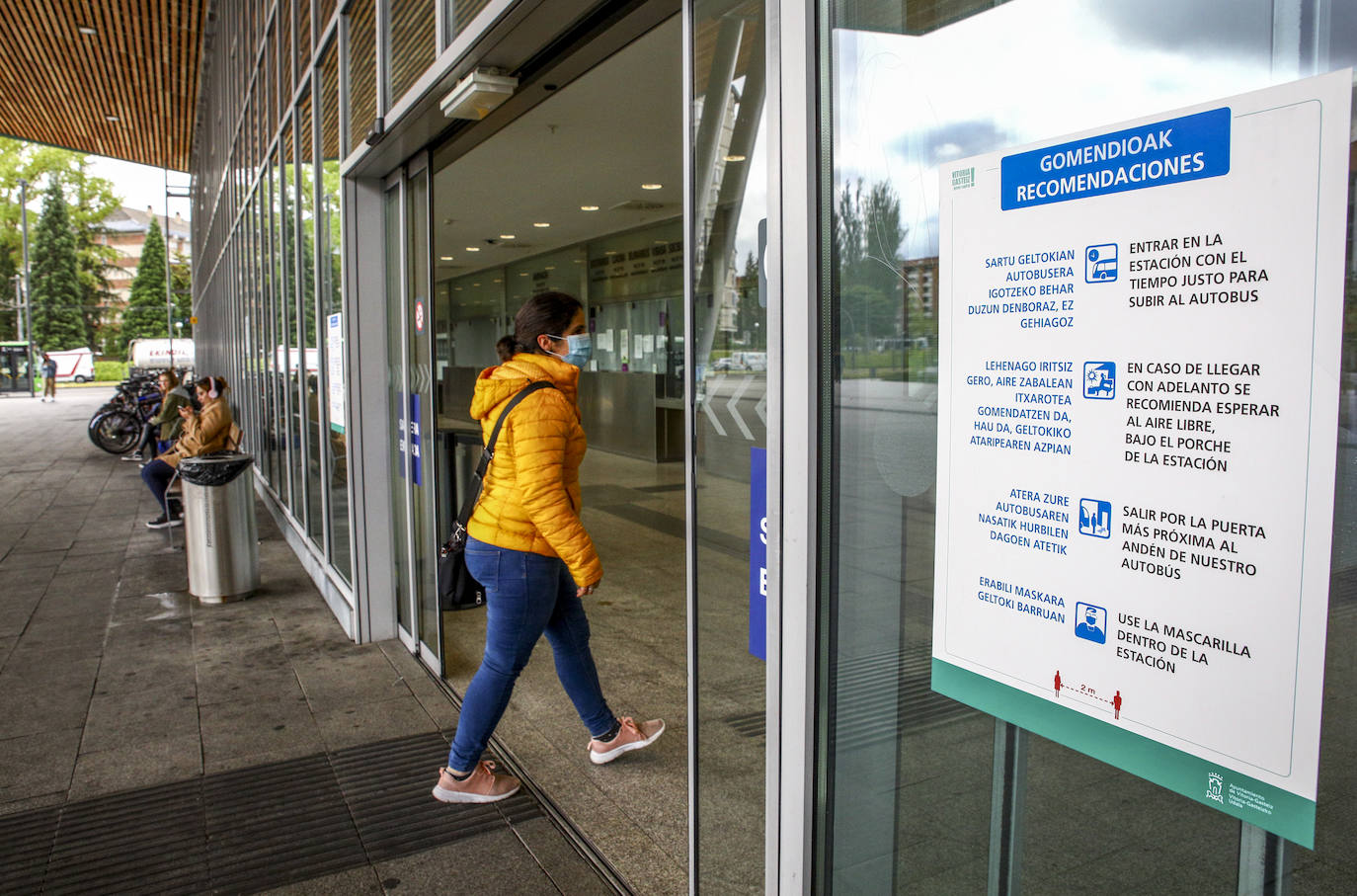 Viajeros procedentes, principalmente, de Bizkaia llegan a la estación de autobuses de Vitoria. Otros salen de ella hacia destinos vascos.