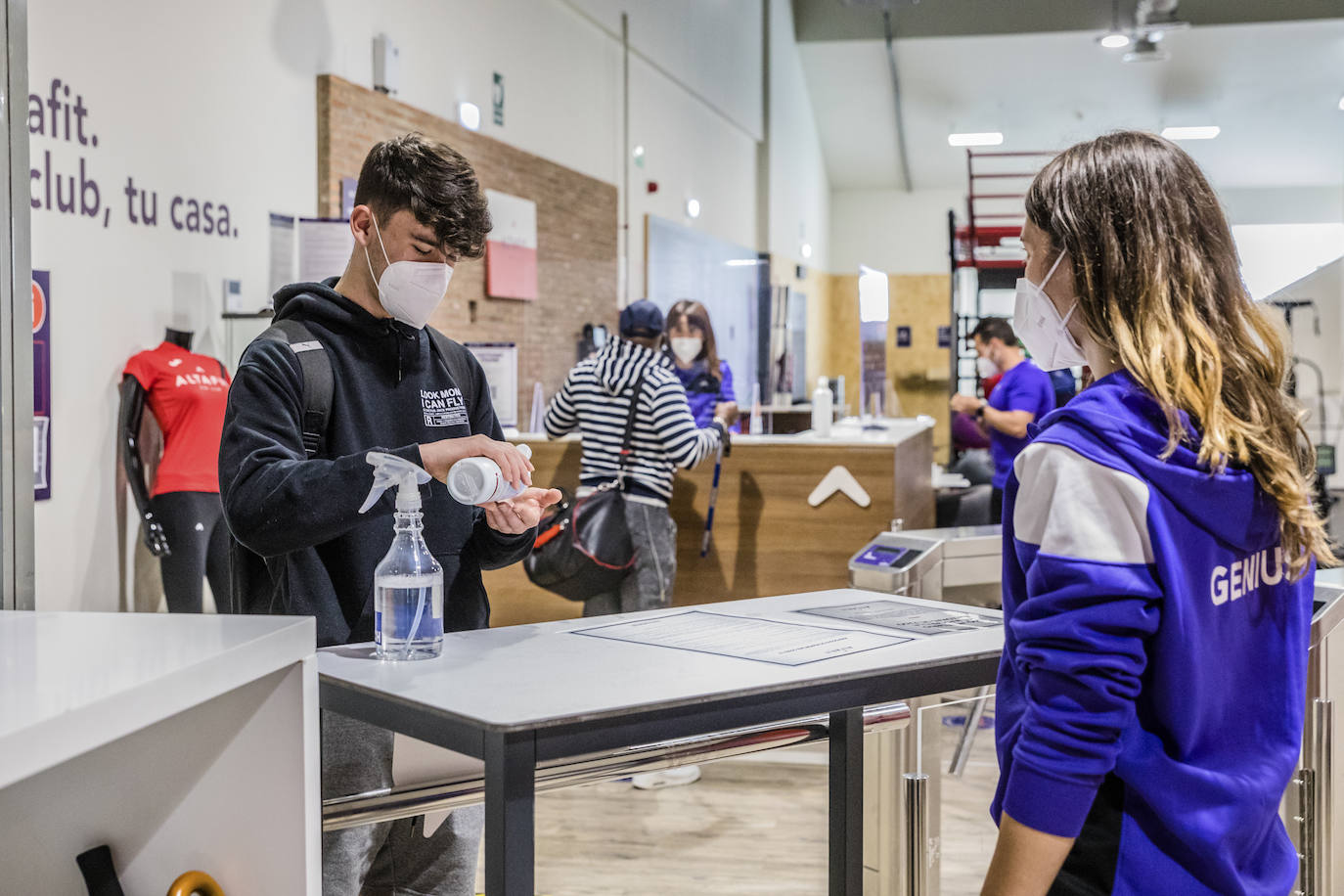 Los usuarios disponen de hidrogel en el Gimnasio Altafit.