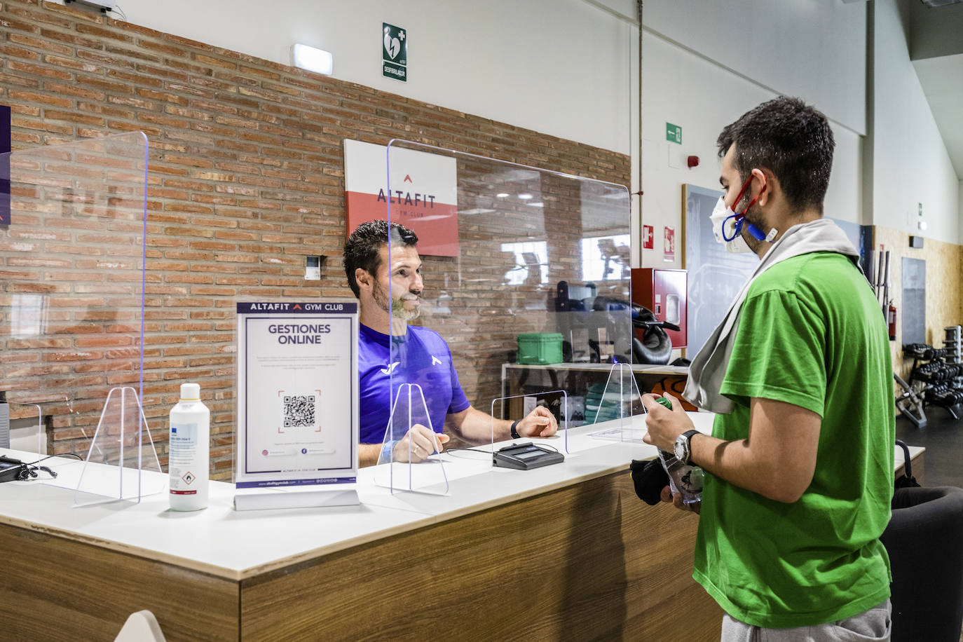 El Gimnasio Altafit ha colocado mamparas en la zona de atención. 