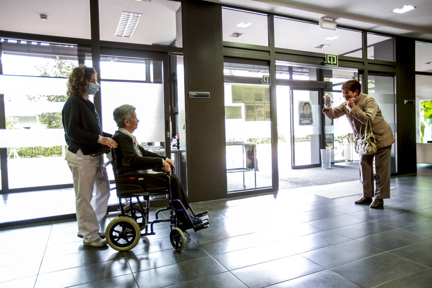 Las emociones han sido protagonistas en las visitas de familiares a las residencias de ancianos, como esta de Lakua.