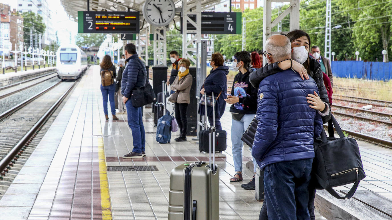 La actividad en la estación de tren es continua ahora que ya se puede viajar entre provincias.