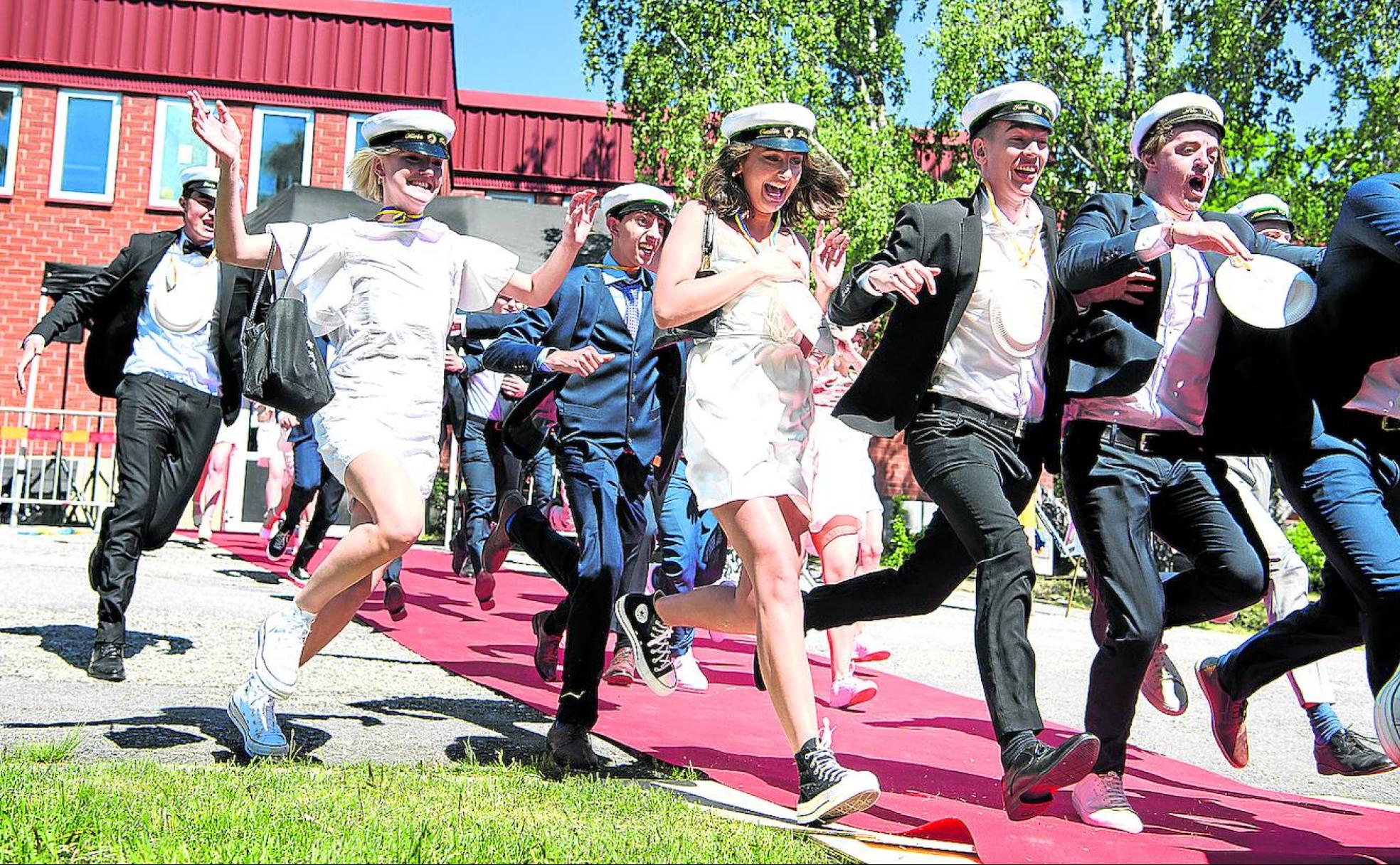 Alumnos de un instituto sueco corren a celebrar su fiesta de graduación el pasado miércoles.