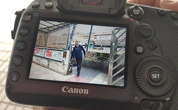 Jon Lillo llega a la estación de tren de Vitoria procedente de San Sebastián para continuar con las clases del carné de conducir.