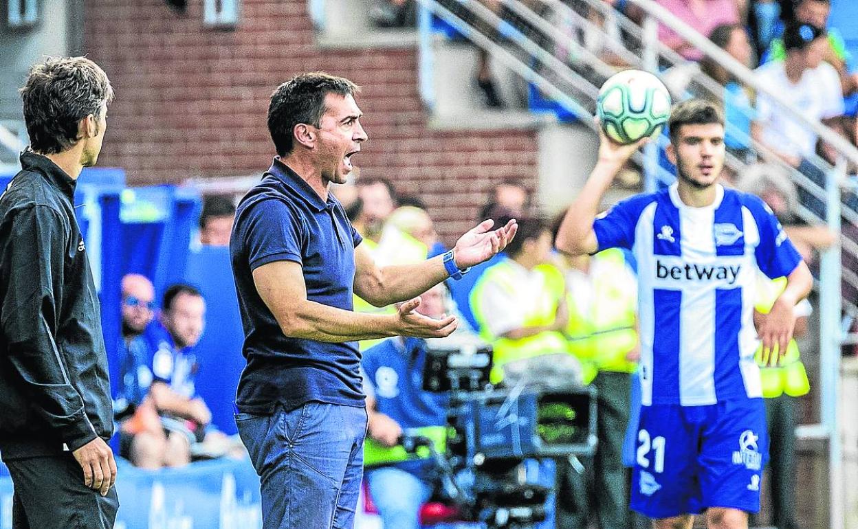 Garitano, técnico del Alavés, grita con Martín al fondo. 