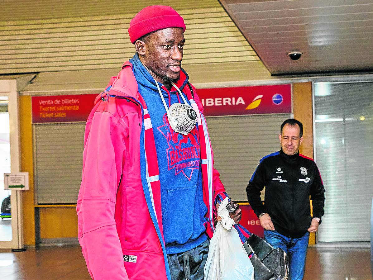 Ilimane Diop, con mascarilla, y Santi Matilla, en Foronda, antes de un viaje de Euroliga.