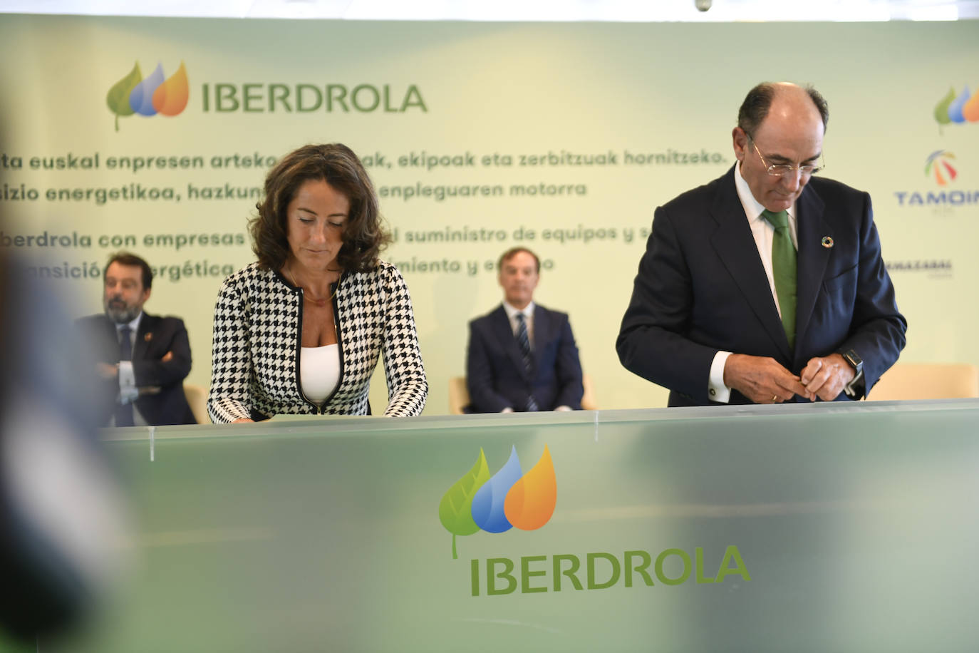 Instante de la firma entre Teresa Madariaga, presidenta de Ingeteam y Sánchez-Galán.