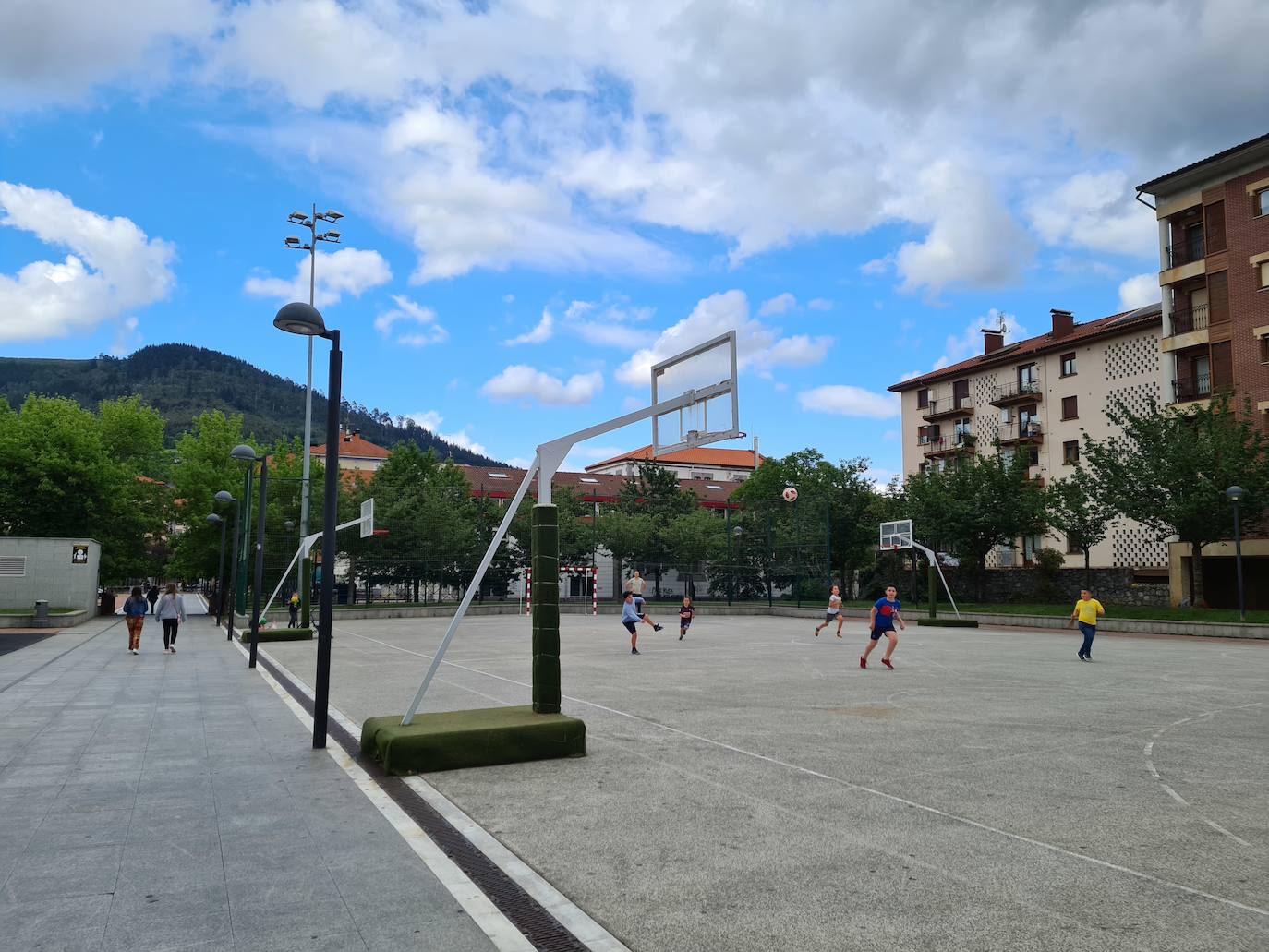 La pista deportiva de Aldai ya se puede usar para jugar a futbito y baloncesto. 
