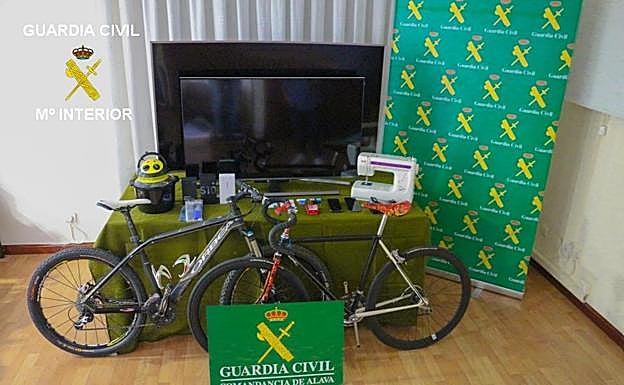 Material obtenido mediente la estafa y localizado en un domicilio de Huelva.