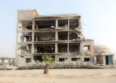 Imagen secundaria 1 - Las ruinas de la guerra. «Dos meses de estancia me permitieron mirar y sentir, observar y conocer esta área de Oriente Medio de una manera real, cercana y directa», asegura la fotógrafa bilbaína en el catálogo de la exposición. 