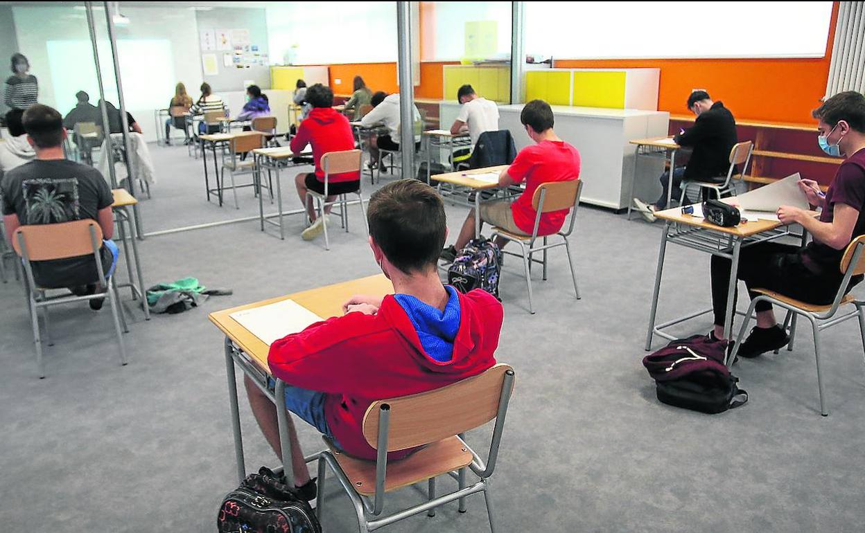 Un grupo de alumnos de Bachillerato durante un examen ayer en el colegio Vizcaya, en una clase preparada para respetar las distancias de seguridad. 