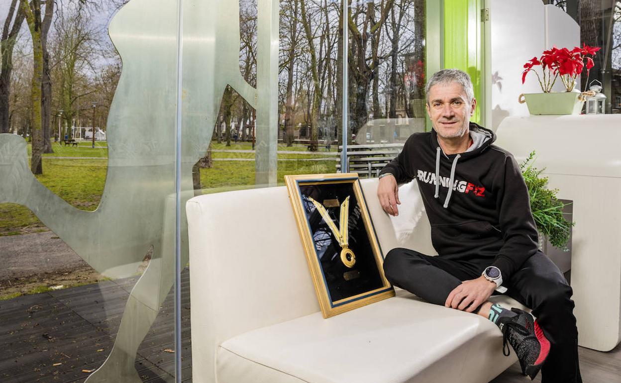 Martin Fiz con su medalla mundalista enmarcada. 