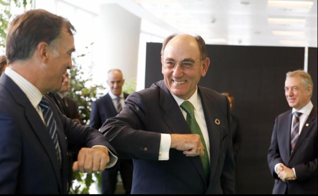 El lehendakari, Iñigo Urkullu, observa el saludo del presidente de la firma eléctrica Iberdrola, Ignacio Galán, al presidente de Tamoin, Antonio Barrenechea. 