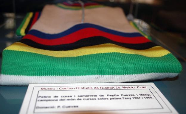Mallot arco iris de Pepita Cuevas expuesto en el Museo Melcior Colet. 