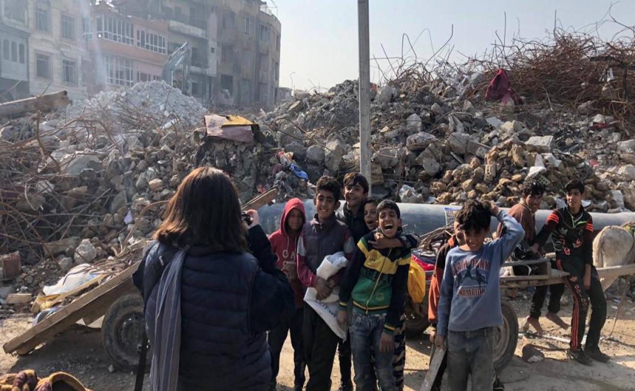 Begoña Zubero fotografía a unos niños en Mosul.