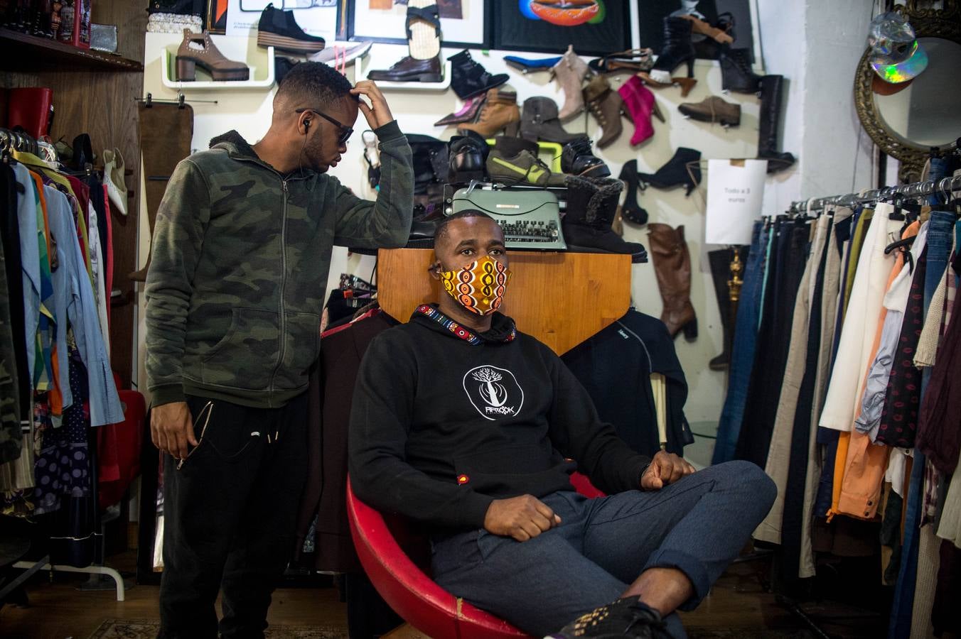 Betto Ribeiro regenta una tienda de ropa de segunda mano en San Francisco.