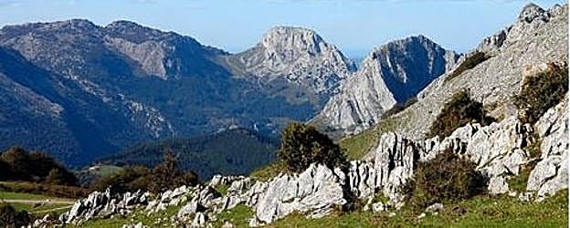 Desde Asuntze se aprecia el paisaje de Urkiola en todo su esplendor. 