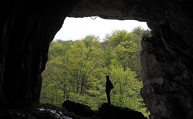Montañero a la entrada de la cueva de Supelegor. 