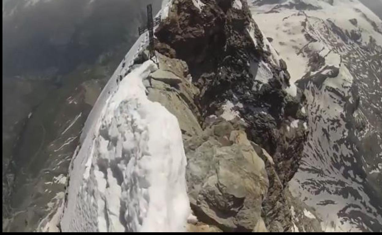 El emotivo homenaje de Kilian Jornet a Pau Donés desde lo alto de una montaña