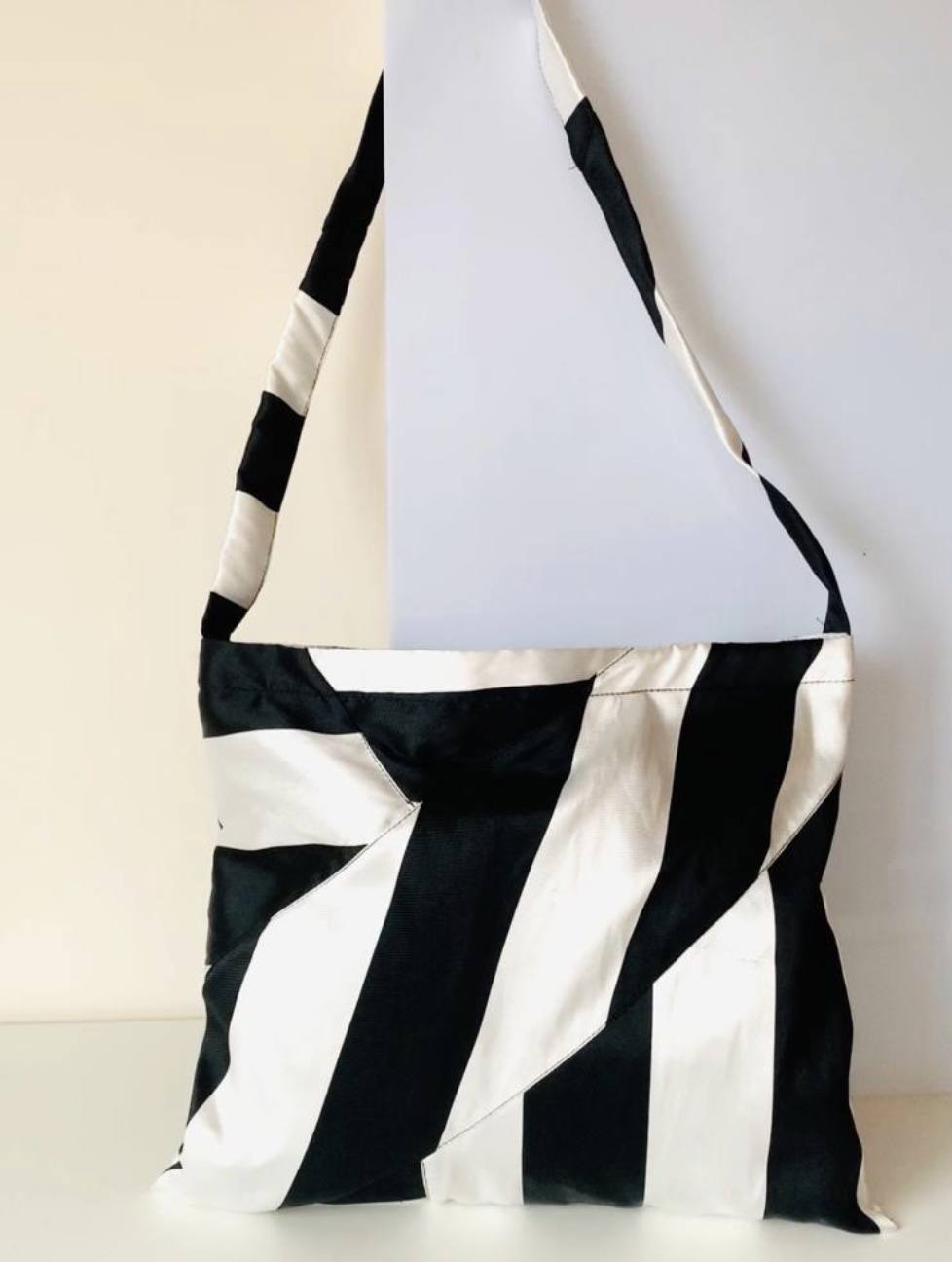 'Tote bag' blanco y negro. Un diseño de la firma vizcaína Dossis Design. Pertenece a la línea Custom Vintage de la marca. El modelo se ha confeccionado reutilizando tejidos (25 euros). Se puede comprar en el Instagram de la marca.