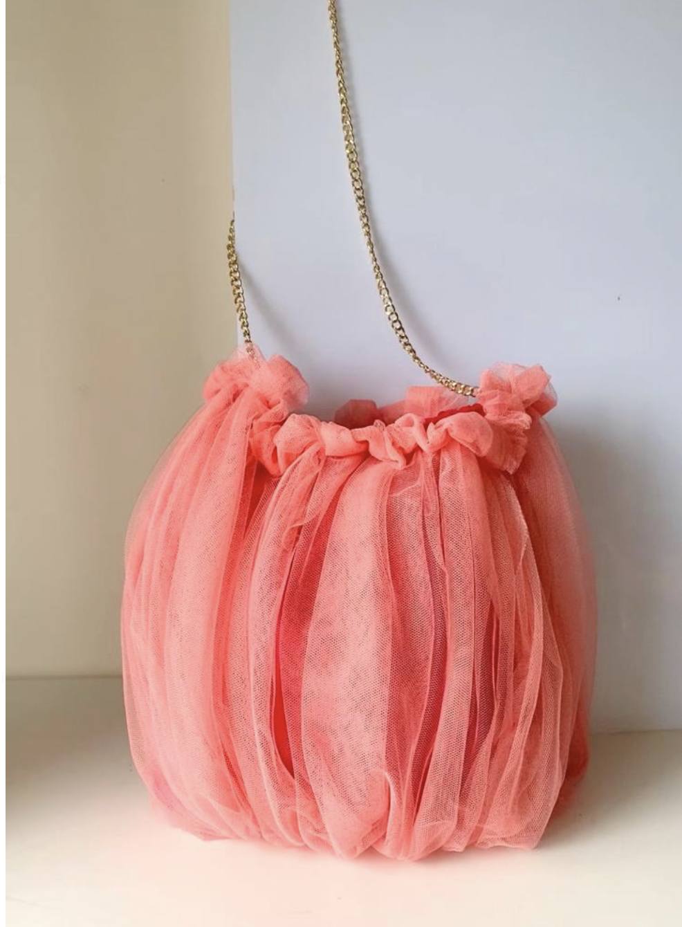 Bolso 'bucket' de tul coral. Un diseño de la firma vizcaína Dossis Design. Pertenece a la línea Custom Vintage de la marca. El modelo se ha confeccionado reutilizando tejidos (25 euros).