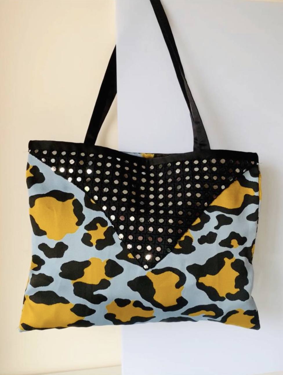 'Tote bag' con 'animal print' azul y amarillo. Un diseño de la firma vizcaína Dossis Design. Pertenece a la línea Custom Vintage de la marca. El modelo se ha elaborado reutilizando tejidos (25 euros).