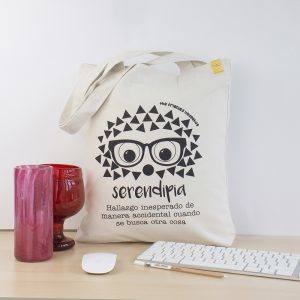 'Tote bag' de tela con mensaje optimista 'Made in Bizkaia' de la firma de accesorios Factoría Mágica (17,90 euros). Lo puedes encontrar en su página web: www.factoriamagica.com.