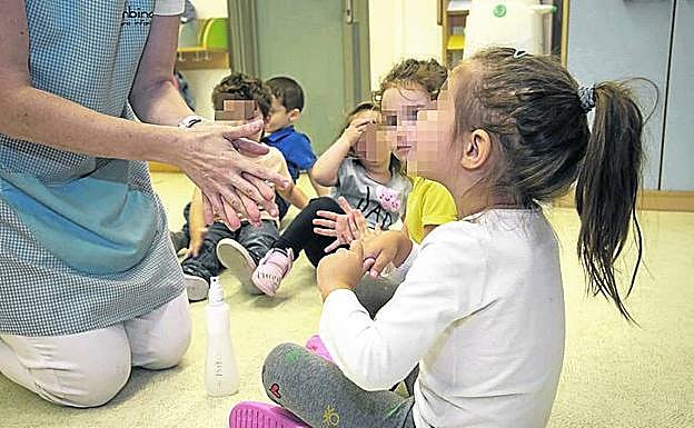 El lavado de manos forma parte de la rutina diaria. 