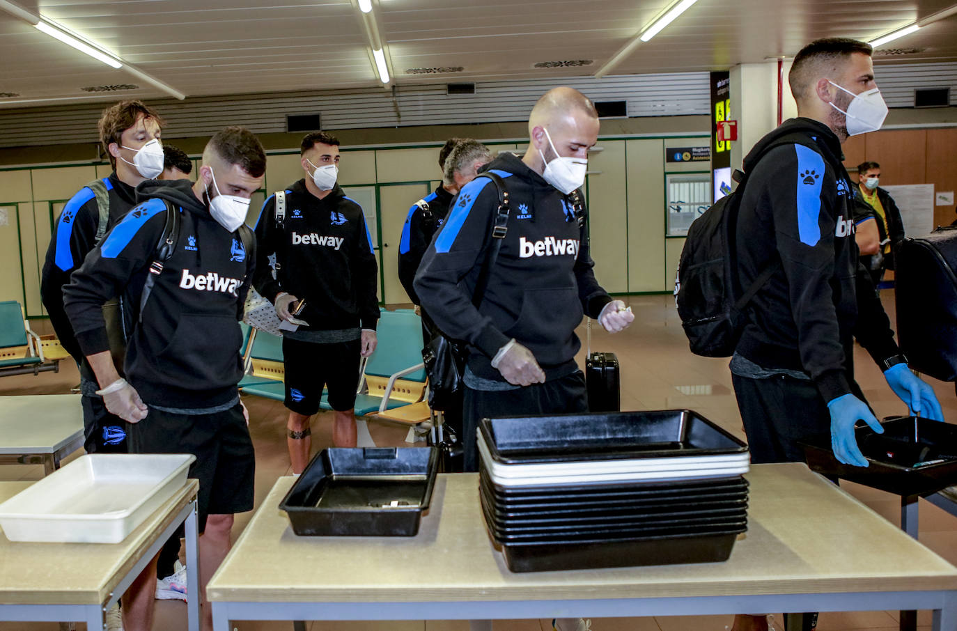 Fotos: El Alavés parte de Foronda rumbo a Barcelona