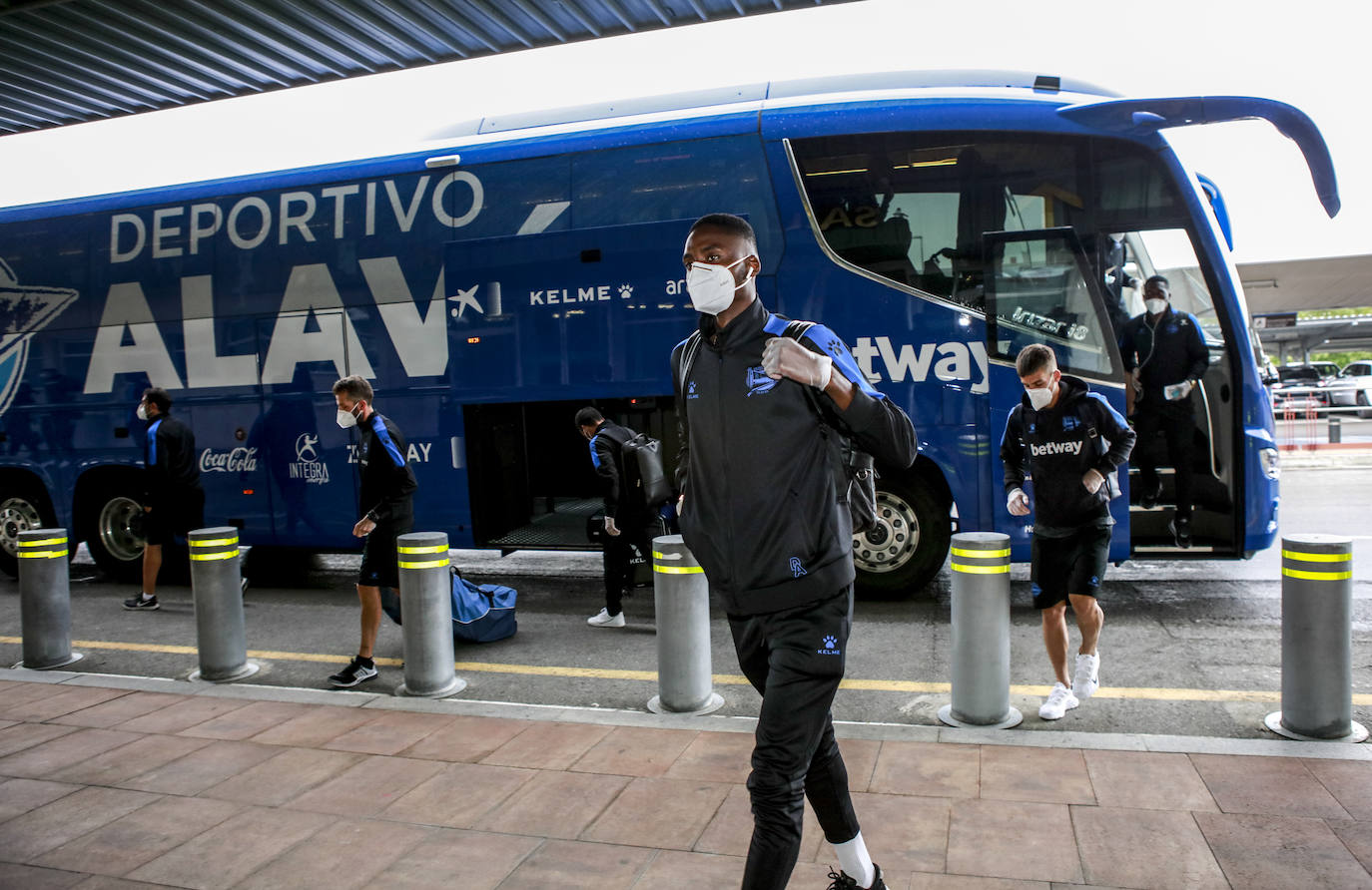 Fotos: El Alavés parte de Foronda rumbo a Barcelona