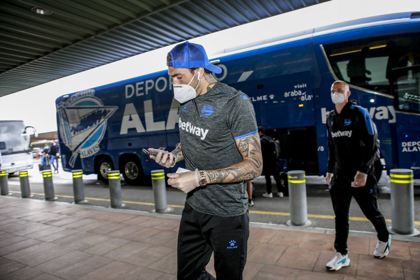 Fotos: El Alavés parte de Foronda rumbo a Barcelona