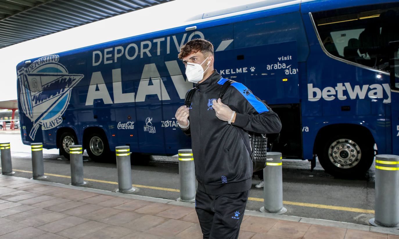 Fotos: El Alavés parte de Foronda rumbo a Barcelona