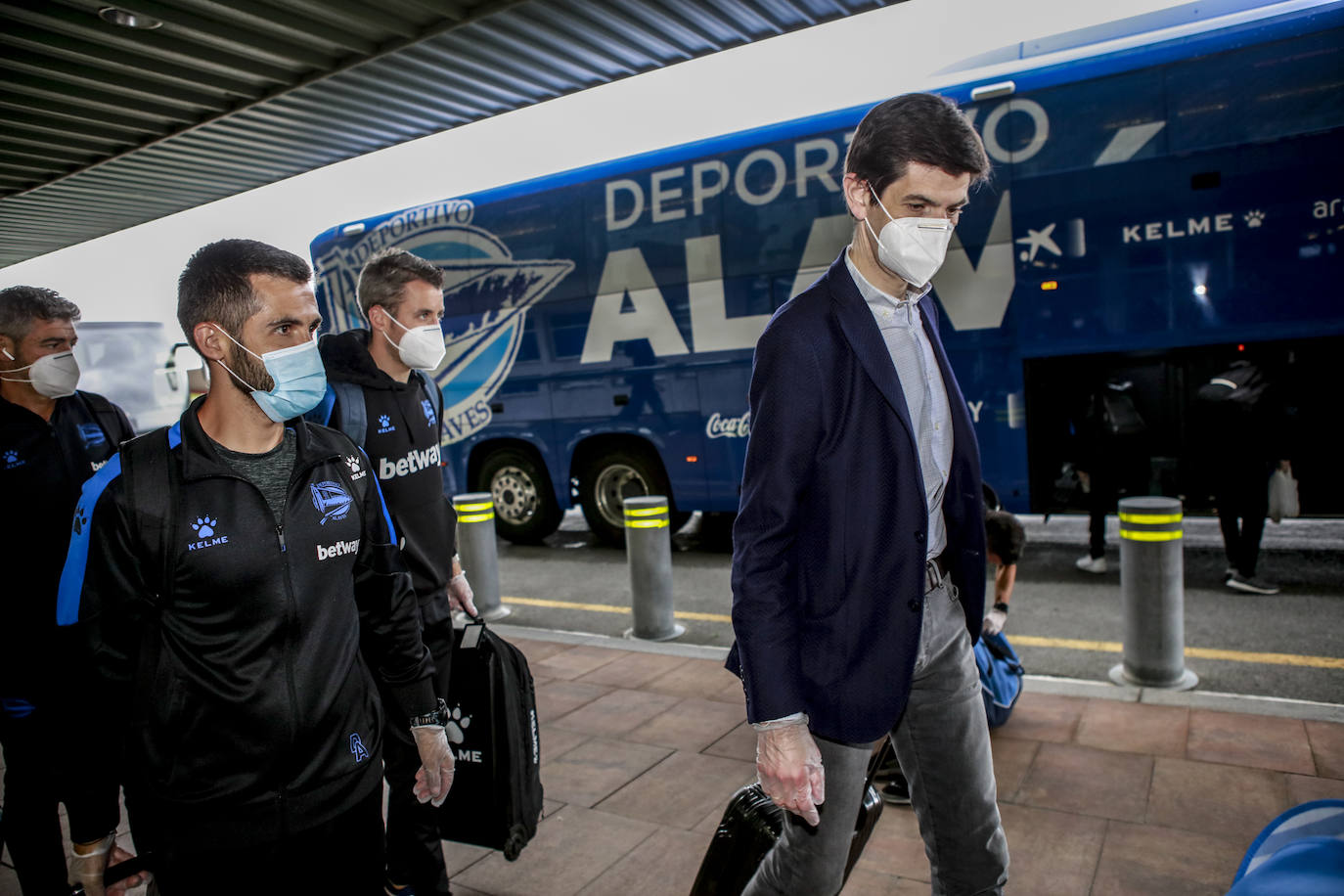 Fotos: El Alavés parte de Foronda rumbo a Barcelona