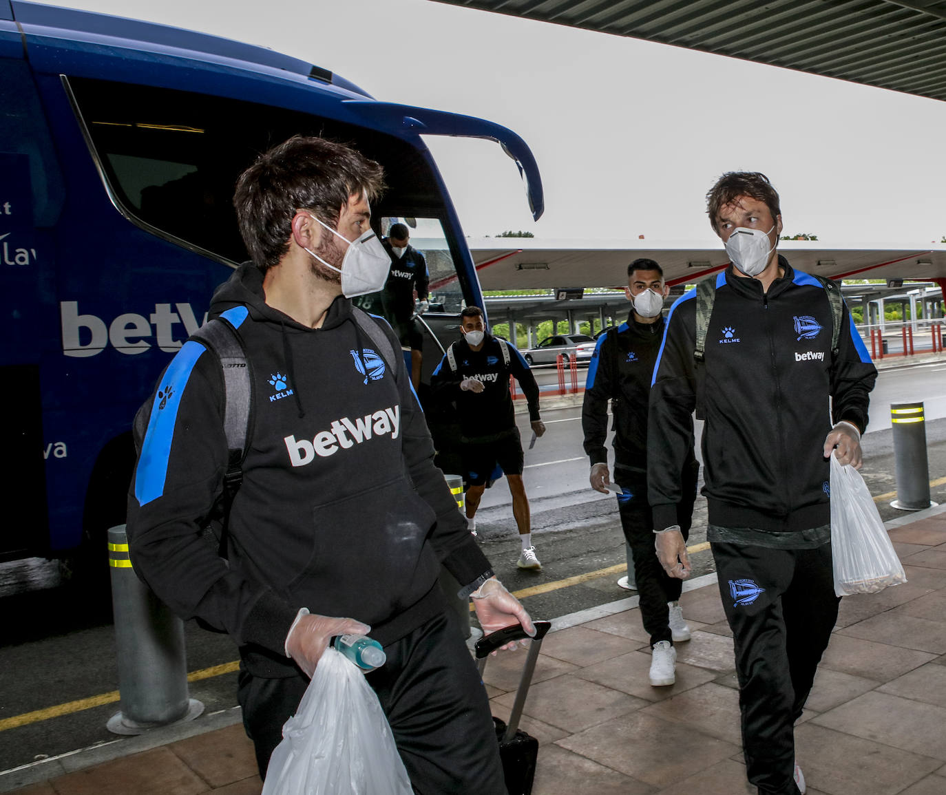 Fotos: El Alavés parte de Foronda rumbo a Barcelona