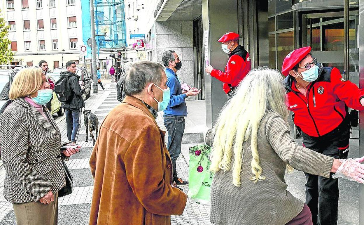 Miñones dan instrucciones a ciudadanos que se interesan por la campaña de la Renta en el edificio de Hacienda.