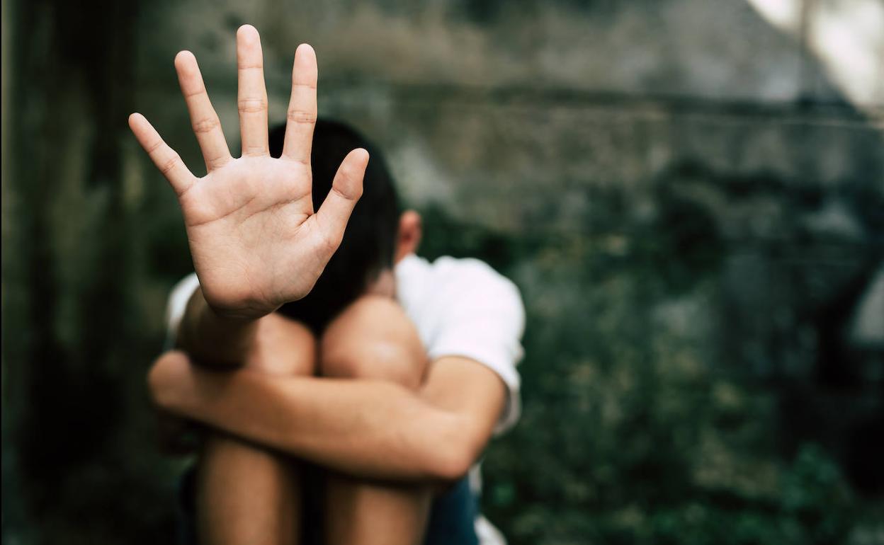 Haurren kontrako indarkeria irudikatzen duen argazkia.