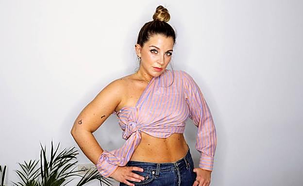 Descubre estas 18 formas de llevar una camisa básica