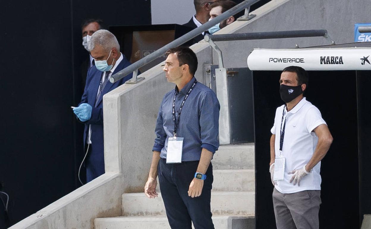 Asier Garitano observa el partido desde el banquillo. 