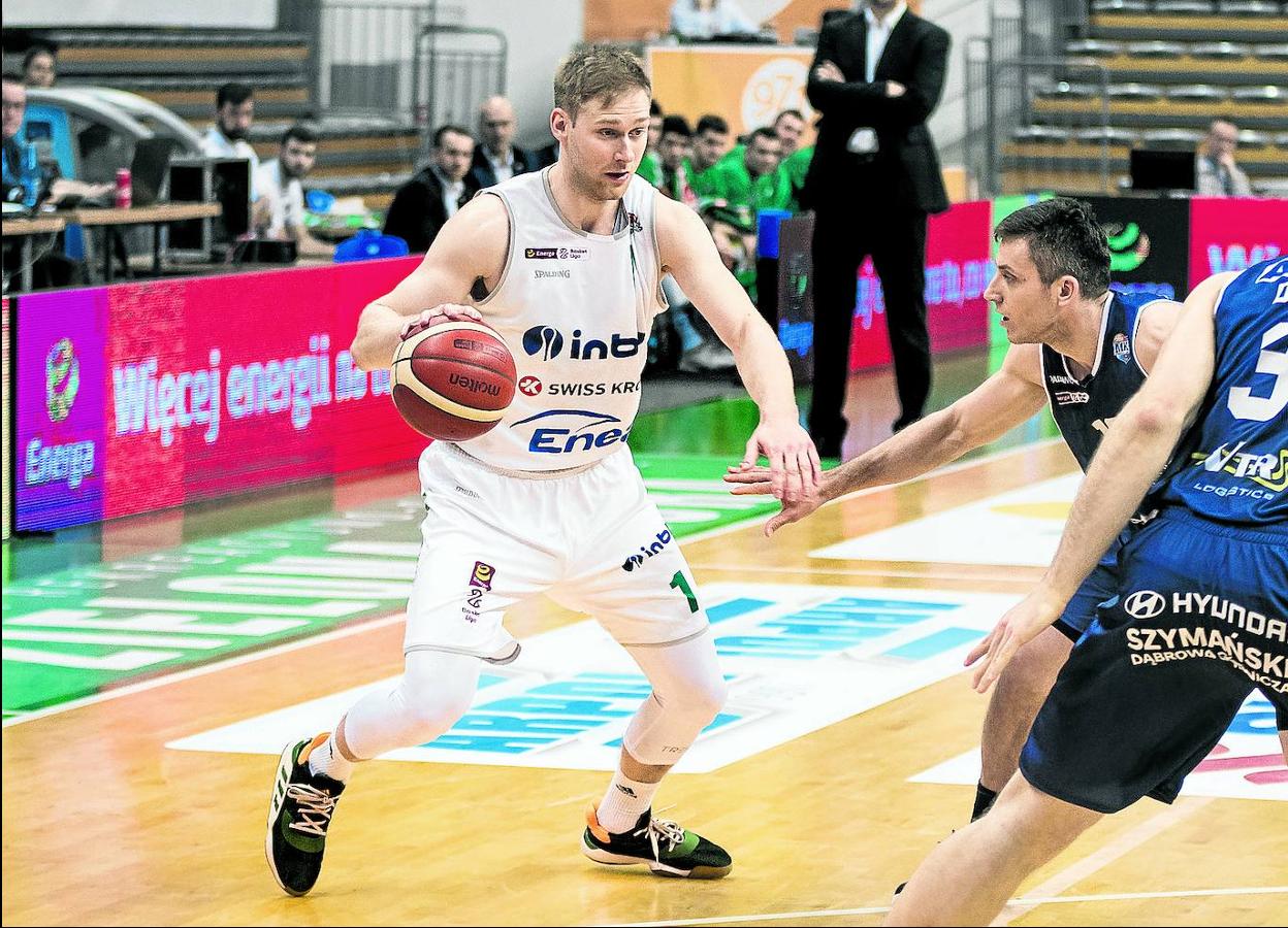 El alero polaco jugó la campaña regular hasta el parón en el Zielona Gora y fue contratado por el Rasta Vechta para la Bundelisga.