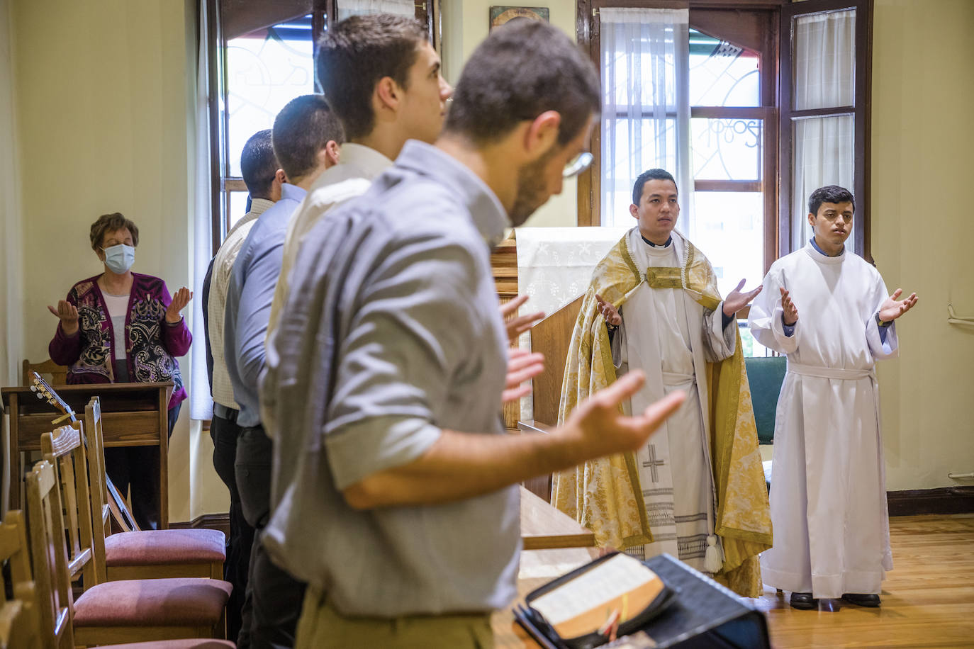 Fotos: El primer sacerdote ordenado en Álava desde hace seis años oficia sus primeras misas en Turiso y Salcedo