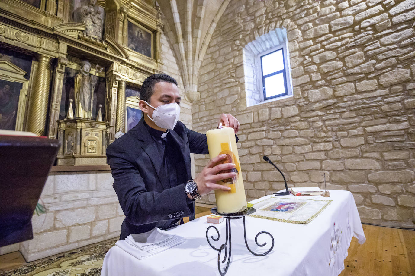 Fotos: El primer sacerdote ordenado en Álava desde hace seis años oficia sus primeras misas en Turiso y Salcedo