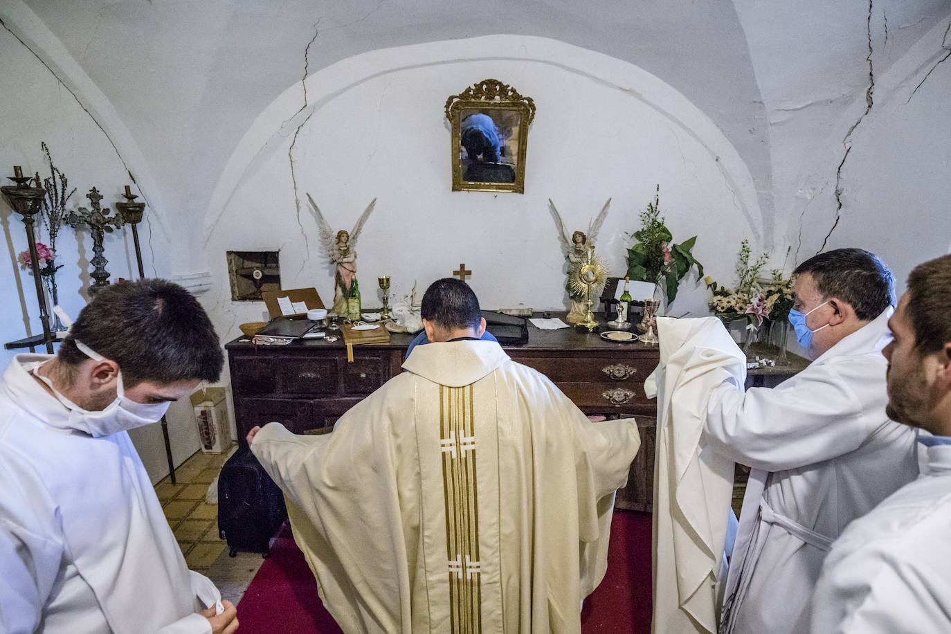 Fotos: El primer sacerdote ordenado en Álava desde hace seis años oficia sus primeras misas en Turiso y Salcedo