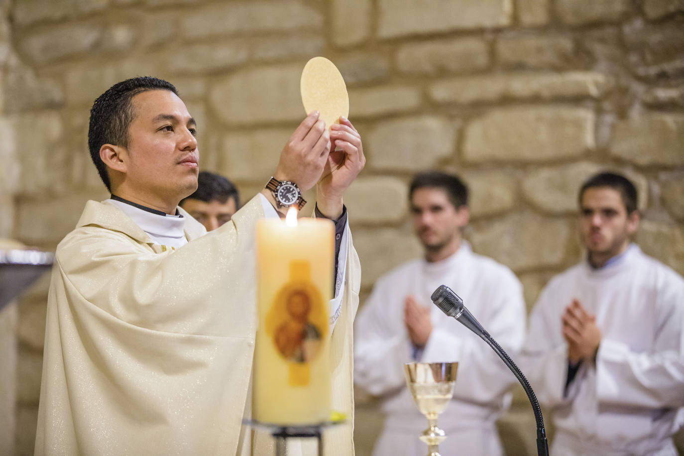 Fotos: El primer sacerdote ordenado en Álava desde hace seis años oficia sus primeras misas en Turiso y Salcedo