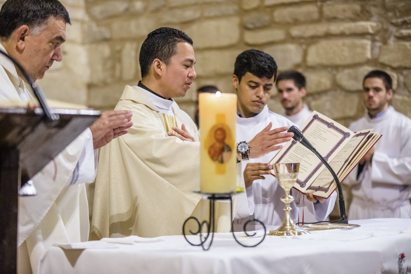 Fotos: El primer sacerdote ordenado en Álava desde hace seis años oficia sus primeras misas en Turiso y Salcedo