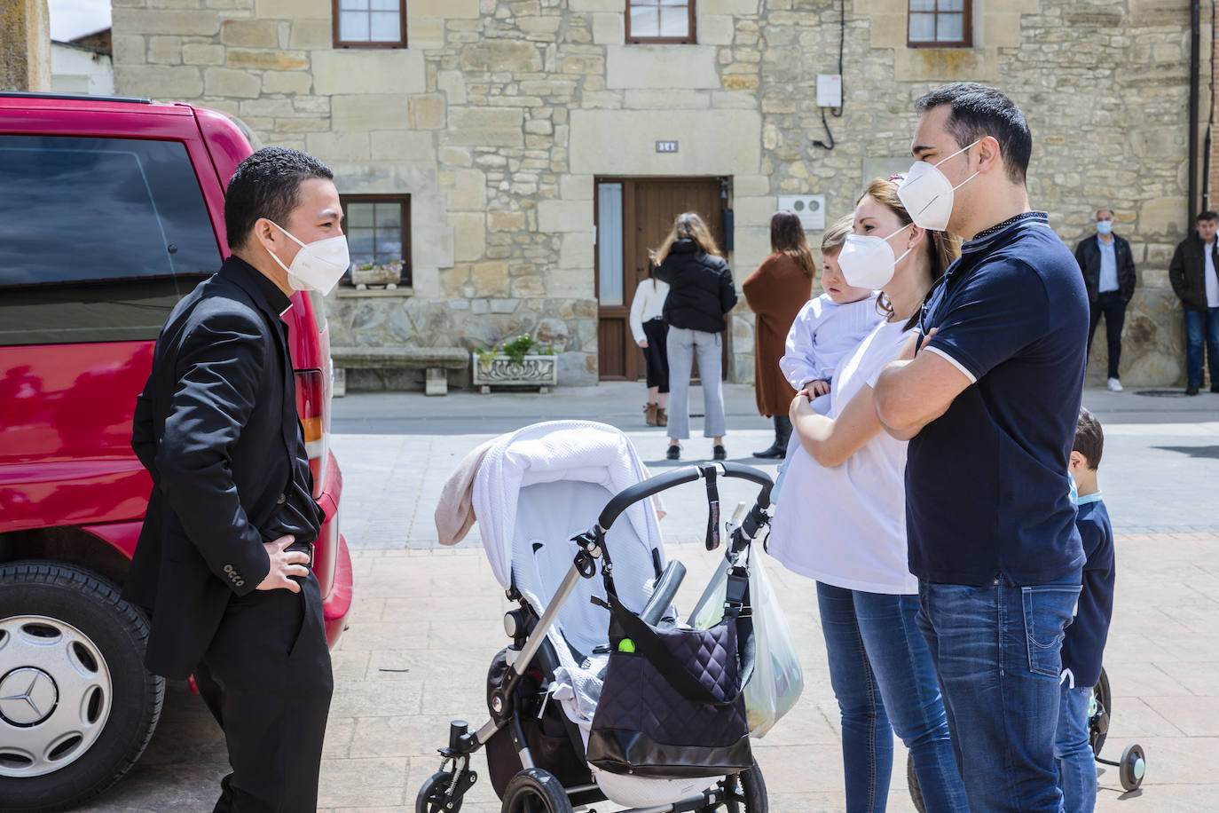 Fotos: El primer sacerdote ordenado en Álava desde hace seis años oficia sus primeras misas en Turiso y Salcedo