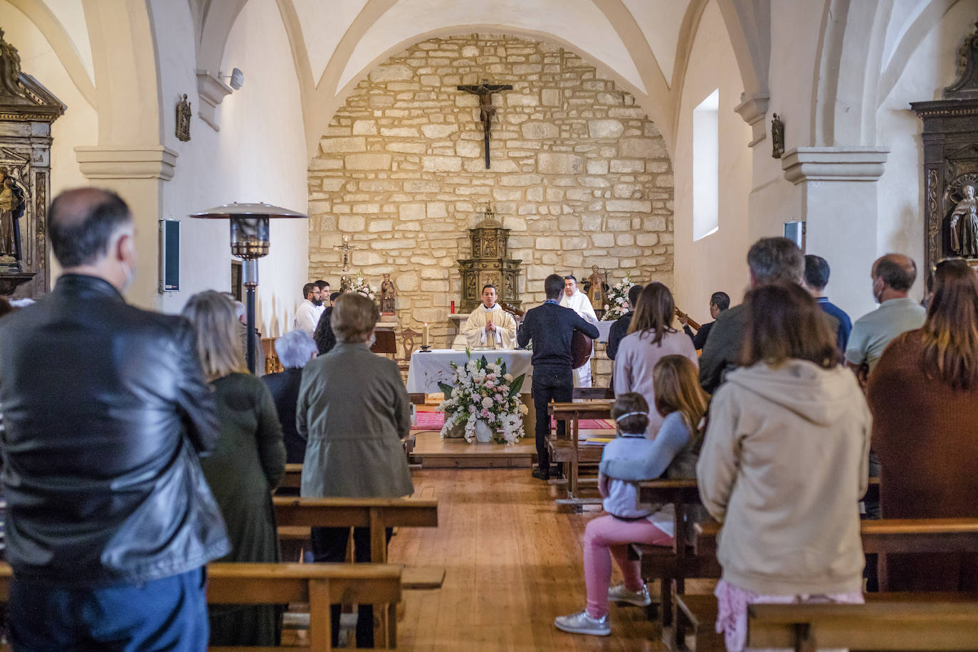 Fotos: El primer sacerdote ordenado en Álava desde hace seis años oficia sus primeras misas en Turiso y Salcedo