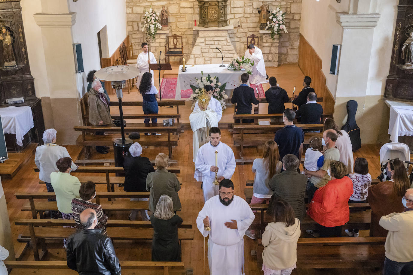 Fotos: El primer sacerdote ordenado en Álava desde hace seis años oficia sus primeras misas en Turiso y Salcedo