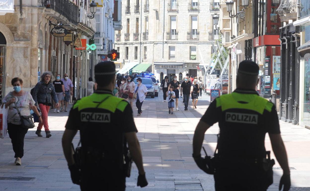 Agentes locales patrullan por una calle de Vitoria. Este cuerpo lleva la investigación del asalto en la farmacia. 