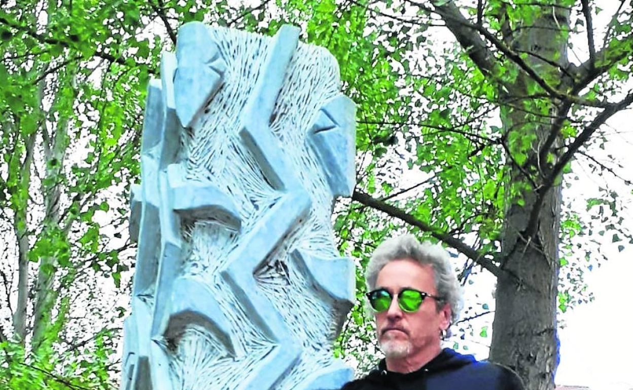 El artista Rubén Callejo, junto a la escultura 'Mantis', ubicada en el Parque Ribereño de Salvatierra.